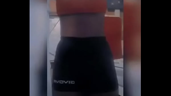 Su pareja mientras est&aacute; sala se toca 