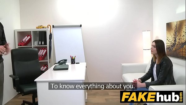 Nonton Fake Agent Hot Brunette Model Learns How To Give The Perfect Blowjob thumbnail