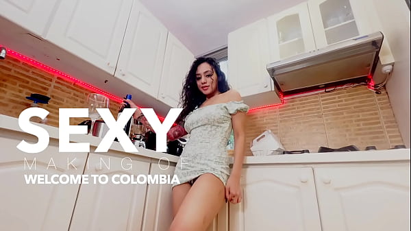 Nonton A Stunning Latina Can&rsquo;t Resist Teasing Herself In The Kitchen. thumbnail