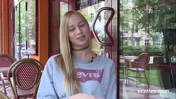 Play MP4 - Ersties - Sprachkorrespondentin Sirena hat auf ihren Reisen immer ein Spielzeug dabei