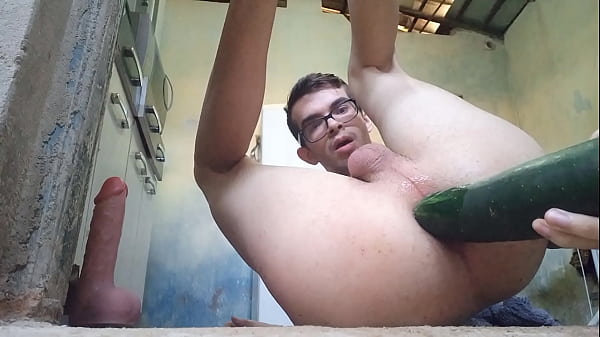 Putinho socando pepino na cucetinha 