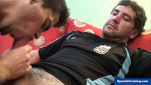 Macho bisexual atendido por un gay 