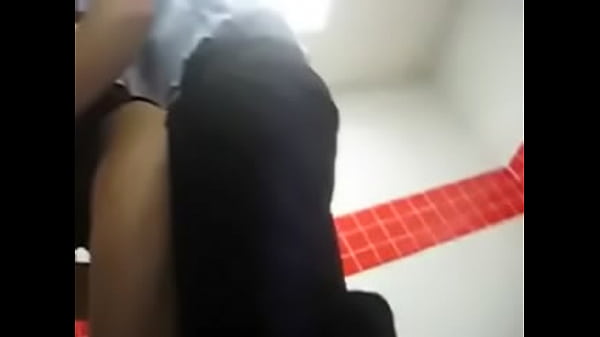 Play MP4 - Flagra de sexo entre novinhos no banheiro