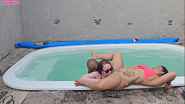 BATENDO UMA NA PISCINA E FUDENDO DUASGOSTOSAS COM GOSADA DENTRO