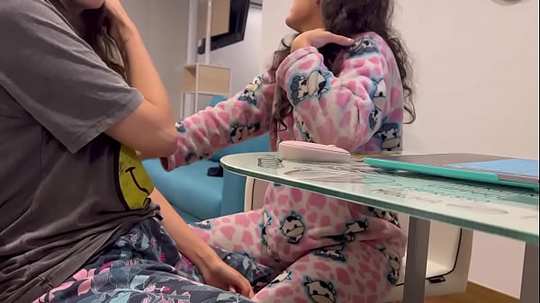 Play MP4 - Me toc&oacute; la vagina mi amiga en casa de sus padres