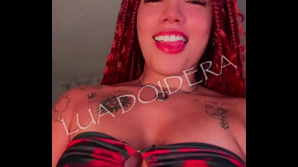 Lua doidera mostrando a calcinha nova que ela ganhou de um f&atilde;