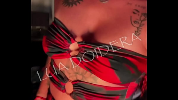 Lua doidera mostrando a calcinha nova que ela ganhou de um f&atilde;