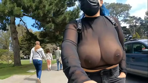 Play MP4 - CHICA TETONA SALE A LA CALLE SIN BRA