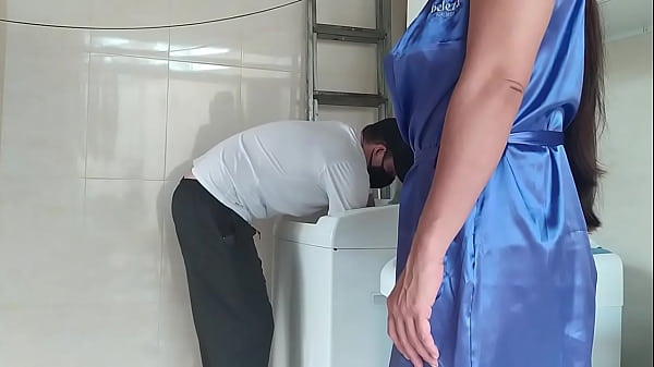 Play MP4 - T&eacute;cnico foi chamado para consertar a m&aacute;quina de lavar a acabou comendo a cliente gostosa