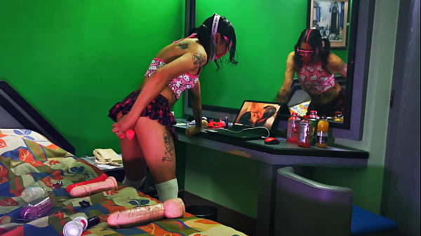 No fui a la escuela para poderme quedarme en casa, ver porno y abrir mi culo para ti