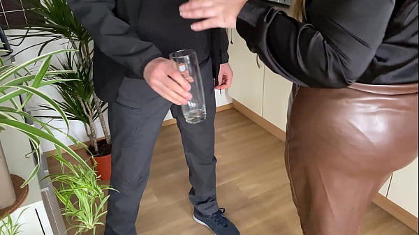 Play MP4 - Mother-in-law puts her hairy pussy under a glass of urine