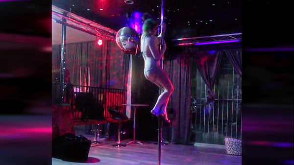 Nonton Manic Moxxi Shows You Her Pole Dancing thumbnail