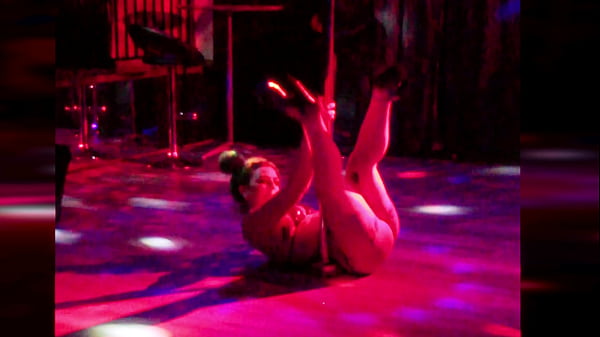 Manic moxxi shows you her pole dancing