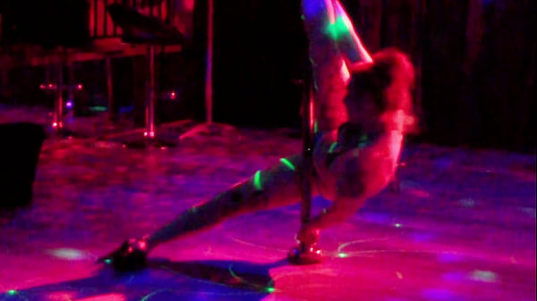 Manic moxxi shows you her pole dancing