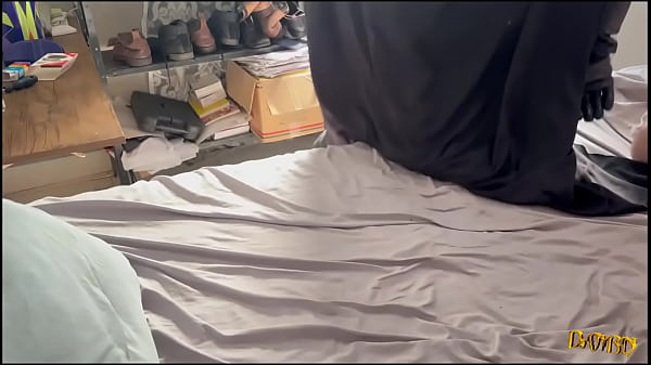 Depois de um longo dia de luta contra o crime, o her&oacute;i &eacute; ajudado por seu parceiro a se aliviar (COMPLETO NO RED) (PAR&Oacute;DIA) 