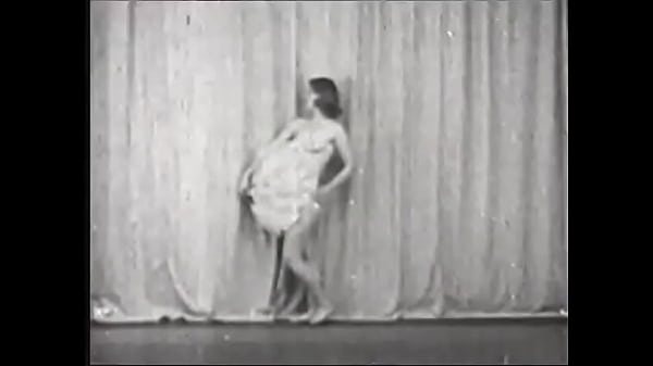 Sexy vintage brunette loves to entertain the crowd_naked showing her beautiful figure