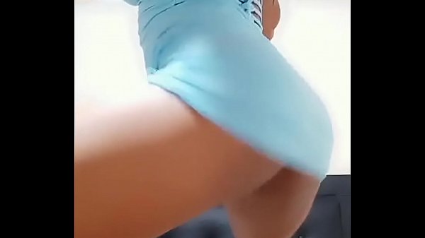 Chica de azul bailando y ense&ntilde;ando