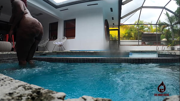 Play MP4 - Juicy Booty THESweetThroat Twerking FireHouseXXX BTS