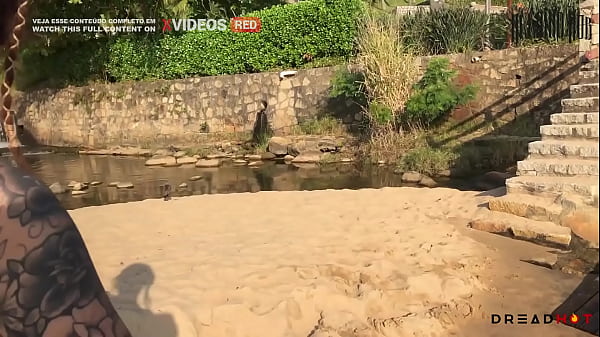 Pervertida mostra os peitos no meio da praia e me leva para as pedras pra gente fuder gostoso completo no red 