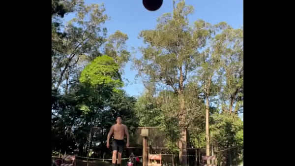 The guys play the rt game i want to play the bskt game every ball i put inos caras fazem rt game quero fazer o bskt ga 