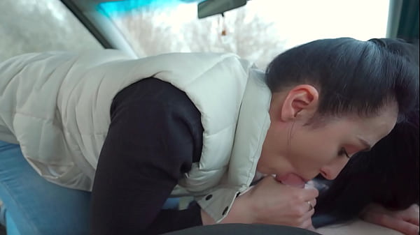 Beauty sucks me off in her car 