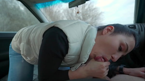 Beauty sucks me off in her car 
