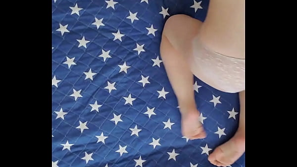 Nonton ベッドの上でイヤらしくオナニーする人妻 thumbnail