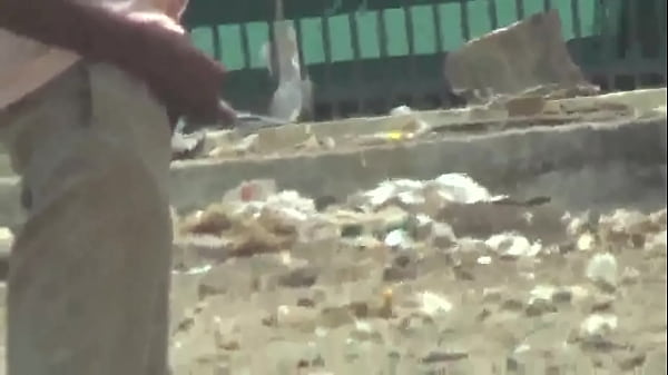 Play MP4 - Pissing 3