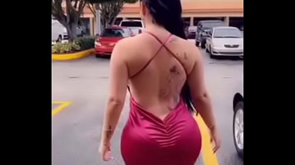 Play MP4 - Una puta nalgona caminando con ganas de una berga