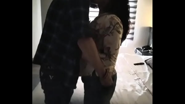 Play MP4 - Esposo se convierte en el camar&oacute;grafo de su actriz porno favorita&comma; su mujer&excl; Isa Hotwife lubricando para mi marido