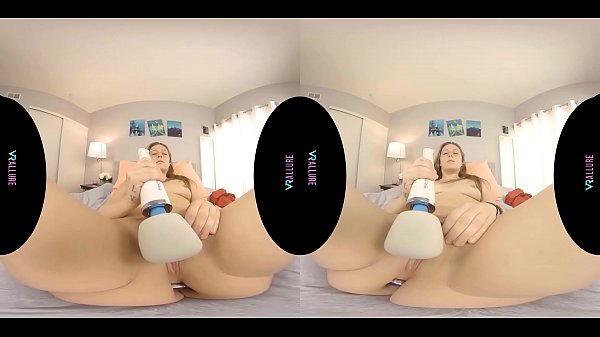 VRALLURE Febby Likes_To Show Off HerCurves!