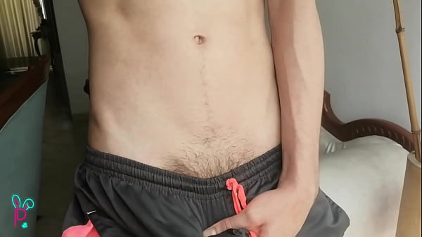 Joven Delgado Se Masturba En Su Sal&oacute;n thumbnail