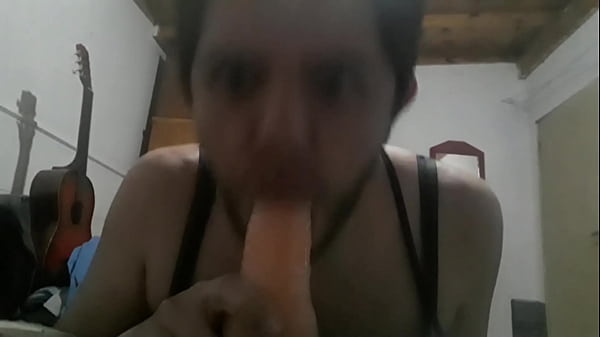 Chupando el juguete de mami 19