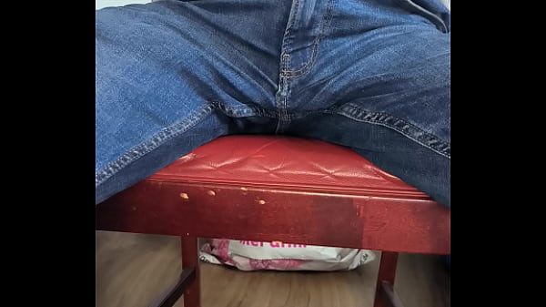 Play MP4 - I pee on my chair