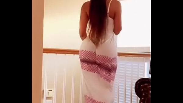 Thick girl shakes ass without panties 