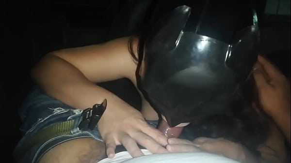 Me cogen_a cambio de un celular, mientras mi esposo conduce porlas calles.