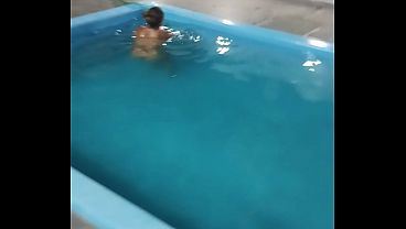 Nonton Dia De Muito Calor A Ruiva Da&iacute; Belan Curte A Piscina Totalmente Nua thumbnail