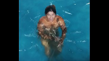 Play MP4 - Dia de muito calor a ruiva Da&iacute; belan curte a piscina totalmente nua