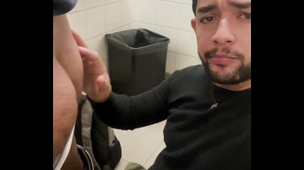 Pincelei Meu Pau Na Boquinha Do Cu Desse Urs&atilde;o Safado E O Macho Virou E Gozou Na Minha Boca thumbnail