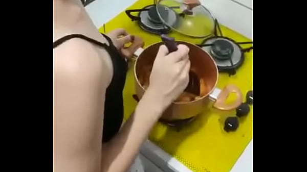 Magrinha safada pra caralho fazendo o jantar 