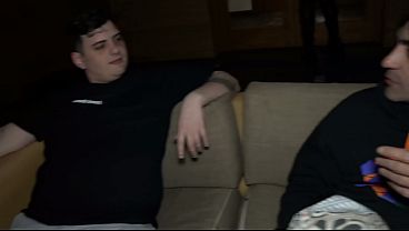 Nonton 4 Sluts Sharing Cock In Birthday Orgy thumbnail