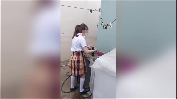 Teen morra colegiala lavando sus calzoncitos es sorprendida por su padrastro cuando no hay nadie mas en casa casero real no fingido