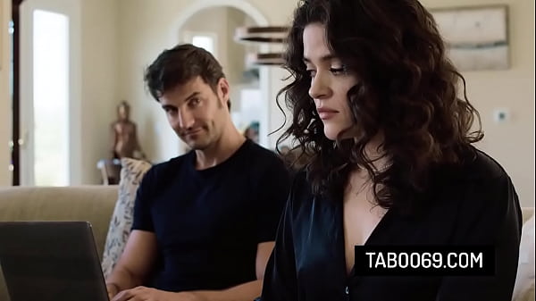 Hot_milf Victoria Voxxx let_the IT guy fuck_her pussy in order to fix her computer