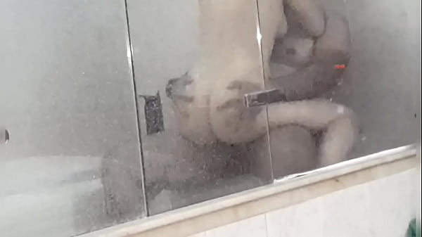 Follando y comiendo el coño_humedo de mi pareja en la bañera da unarica mamada joven gruesa de tetas naturales montando polla Yulisahot Andy Z 94