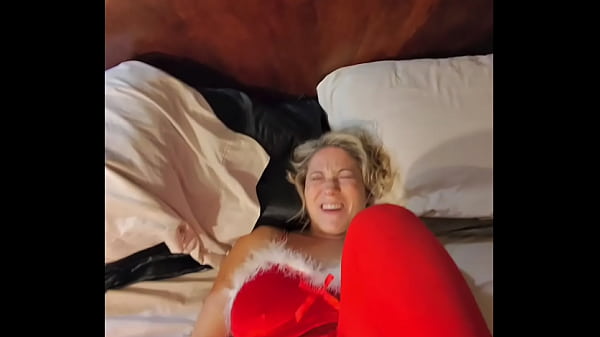 Play MP4 - Sexy Mrs Claus gets her asshole stretched