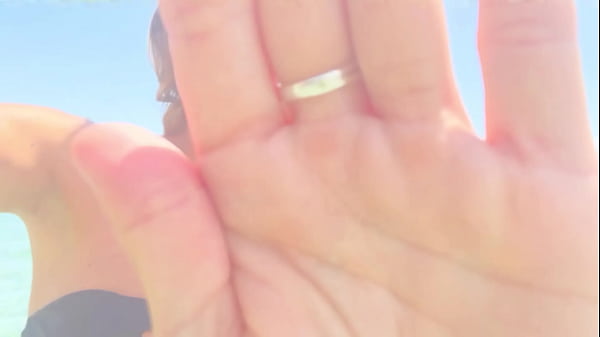 Nonton Belle Journ&eacute;e &agrave; Vous Les Amis Qui Est Ce Qui Aimerait Me Prendre Dans Les Bras... thumbnail