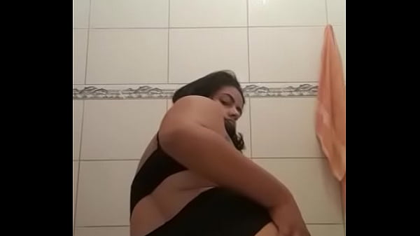 Puta dan&ccedil_ando no banheiro