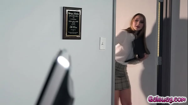 Jessica got pleasured by her obsessed assistant 