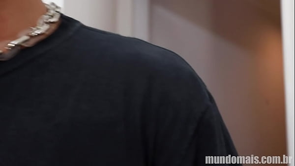 Play MP4 - Carinha vai gravar v&iacute;deo solo e d&aacute; o c&uacute; pro c&acirc;mera man