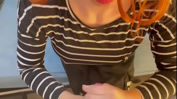 Hermosa colegiala me masturba la polla sensualmente 